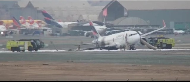 ​Avião prestes a decolar bate em caminhão e pega fogo em aeroporto no Peru.