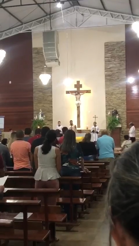 ​No interior de Goiás Padre se irrita com petista, tira a batina e deixa missa.