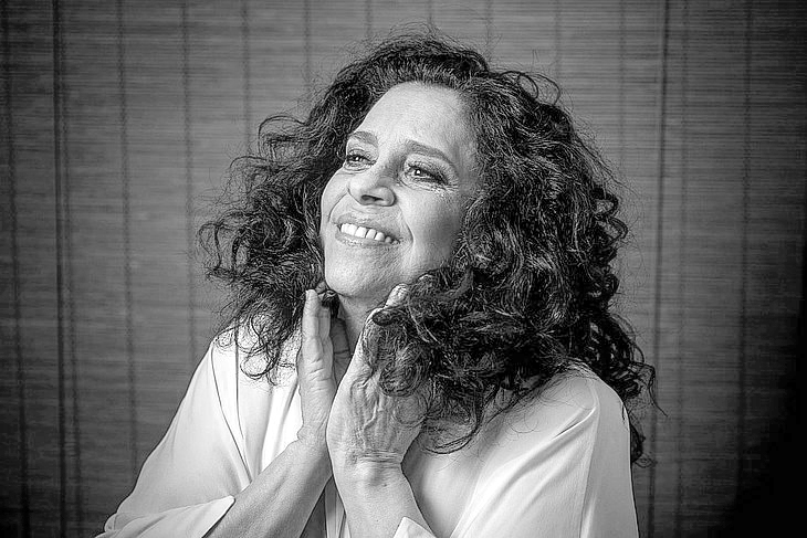 Morre a cantora Gal Costa, aos 77 anos.