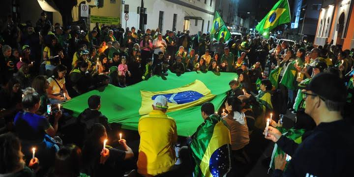 ​MANIFESTANTES ACAMPADOS NA PORTA DE QUARTEL DO EXÉRCITO AGUARDAM CHEGADA DE APOIO.