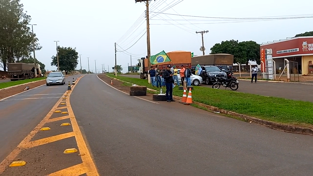 (ATUALIZAÇÃO) MANIFESTANTES INICIAM BLOQUEIO DA GO-320 EM GOIATUBA EM FRENTE AO CLUBE RECREATIVO.