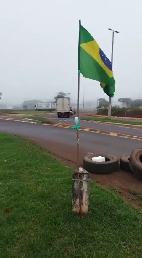 Manifestantes iniciam bloqueio da GO-320 em Goiatuba em frente ao Clube Recreativo.