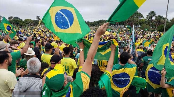 MANIFESTANTES VOLTAM A SE REUNIR EM FRENTE A BASES MILITARES PARA PROTESTAR CONTRA PROCESSO ELEITORAL