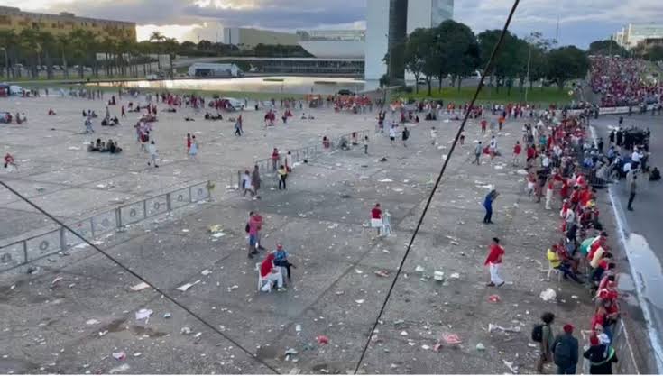 ​Com posse de Lula, Praça dos Três Poderes vira lixão a céu aberto.